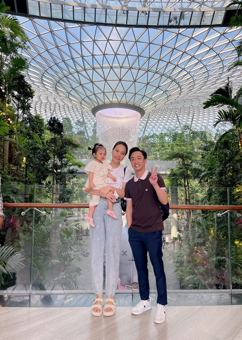 Vị doanh nhân phố núi cùng vợ đưa con gái sang Singapore du lịch cách đây không lâu.