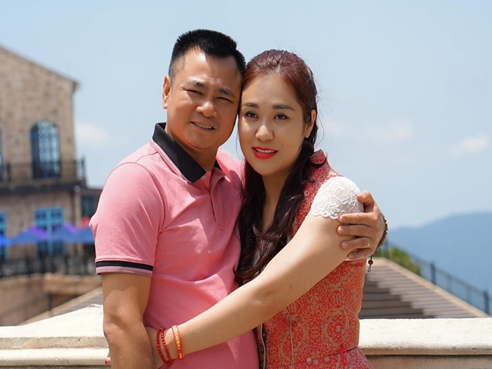 Tự Long không ít lần bày tỏ niềm hạnh phúc khi có một người vợ tâm lý, đảm đang.