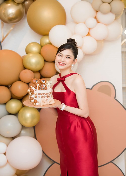 Ngô Thanh Thanh Tú là á hậu 1 Hoa hậu Việt Nam 2016. Cô sớm yên bề gia thất sau cuộc thi nhan sắc.