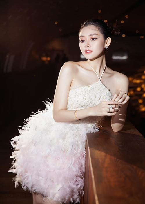 Tường San lên xe hoa vào tháng 11/2020 sau 1 năm giành danh hiệu á hậu 2 Hoa hậu Thế giới Việt Nam. Người đẹp chia sẻ lý do lấy chồng sớm: “Tôi cảm thấy đây là đúng người, đúng thời điểm. Ở bên anh, tôi thấy bình yên, an toàn". Ông xã của Tường San sinh năm 1991, hơn người đẹp 9 tuổi. Cả hai hẹn hò được khoảng 1 năm trước khi cưới. Hiện tại, Tường San và chồng giấu mặt có một cô con gái chung.