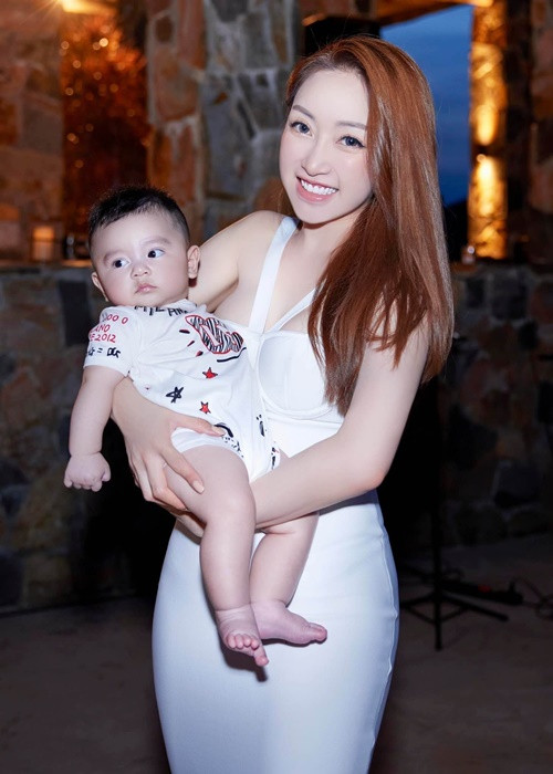 Nữ doanh nhân tự tin mặc trang phục bó sát.