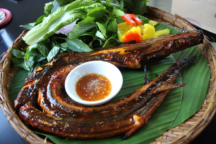 Thịt cá chình ngọt, béo, thơm, không dai và rất tốt. Nó còn được gọi là loài cá "linh dược" vì rất tốt cho sức khoẻ của nam giới.