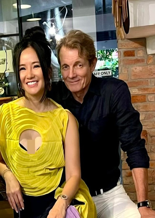 Trên trang cá nhân, diva Hồng Nhung vừa đăng tải hình ảnh bên bạn trai. Nữ ca sĩ mặc chiếc áo cắt khoét táo bạo khoe vòng một gợi cảm khi cùng người yêu ở một quán cà phê.