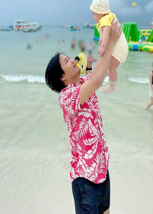 Trên trang cá nhân, Quý Bình vừa chia sẻ khoảnh khắc bên con trai Eric trong chuyến đi biển. Dù được giấu mặt nhưng bé Eric lộ rõ vẻ bụ bẫm.