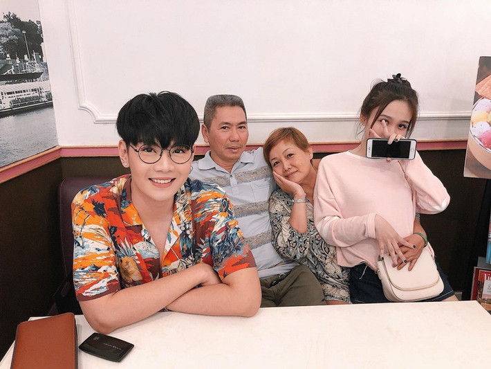 Mới đây, Đào Bá Lộc khoe mối quan hệ với gia đình rất tốt đẹp. Giọng ca sinh năm 1993 cho biết, hiện tại, ba đã đón nhận và luôn ủng hộ chuyện tình cảm của Lộc.