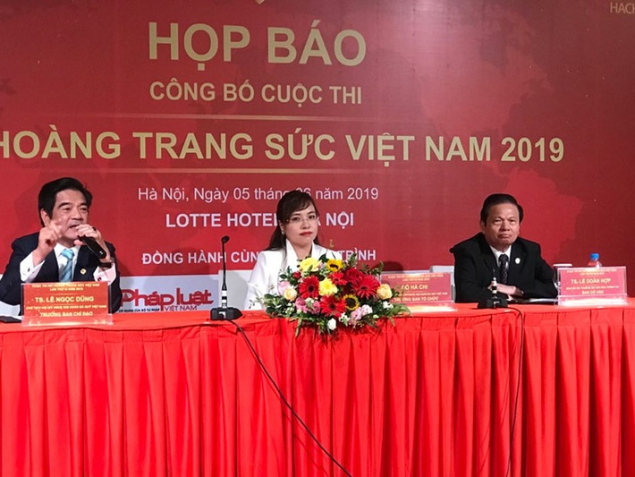 Thay vì thi bikini, ban tổ chức Nữ hoàng trang sức 2019 tổ chức cho các thí sinh trình diễn áo tắm và quay clip lại để phát sóng trong đêm chung kết. Ảnh: Người đưa tin