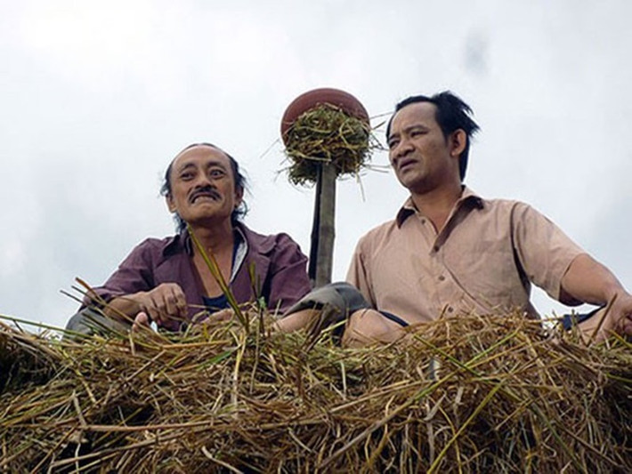 Quang Tèo được nhiều khán giả biết đến với vai trò diễn viên hài. Anh cùng nghệ sĩ Giang Còi nổi lên khi diễn chung trong chương trình Gặp nhau cuối tuần. Cả hai thường vào vai nông dân lam lũ. Ngoài Gặp nhau cuối tuần, cả hai còn kết hợp trong các dự án hài khác. Năm 2021, nghệ sĩ Giang Còi qua đời nên cặp bài trùng nay đã khuyết. Ảnh: Dân Việt