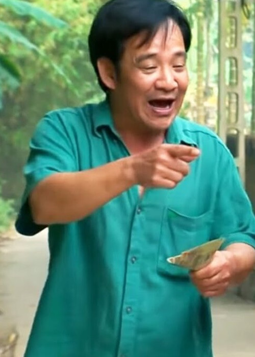 Nam nghệ sĩ “bị” gắn “mác” Quang Tèo từ năm 1983, hồi còn là sinh viên năm đầu tiên, tham gia trình diễn tiểu phẩm giao lưu. Hồi đó, anh vào vai một người khuyết tật (bị khoèo) tên là Tèo. Đó là một vai diễn ấn tượng, nên từ đó, mọi người quanh khu tập thể anh ở thường gọi anh là Quang Tèo. Ảnh: Dân Việt