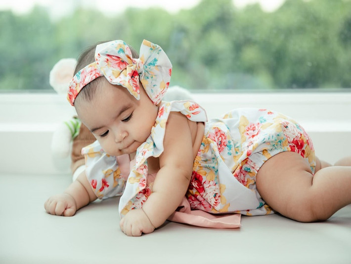 Những khoảnh khắc cưng xỉu của bé Moon được vợ chồng Võ Hạ Trâm ghi lại.