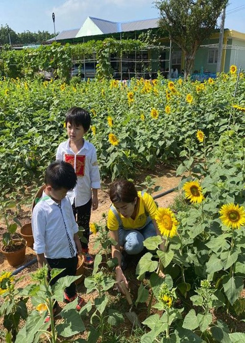 Người đẹp muốn các con trải nghiệm cuộc sống bình dị. Ảnh: Vietnamnet
