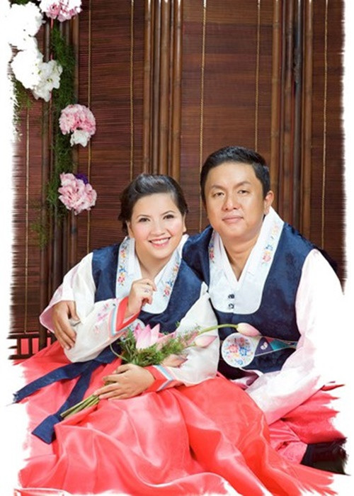 “Đó thực sự là những thông tin tào lao, bịa đặt. Vợ chồng tôi vẫn êm ấm, bình thường. Tôi mệt mỏi với những thông tin thất thiệt, không kiểm chứng kiểu này", cô nói. Ảnh: Tiếp thị và gia đình