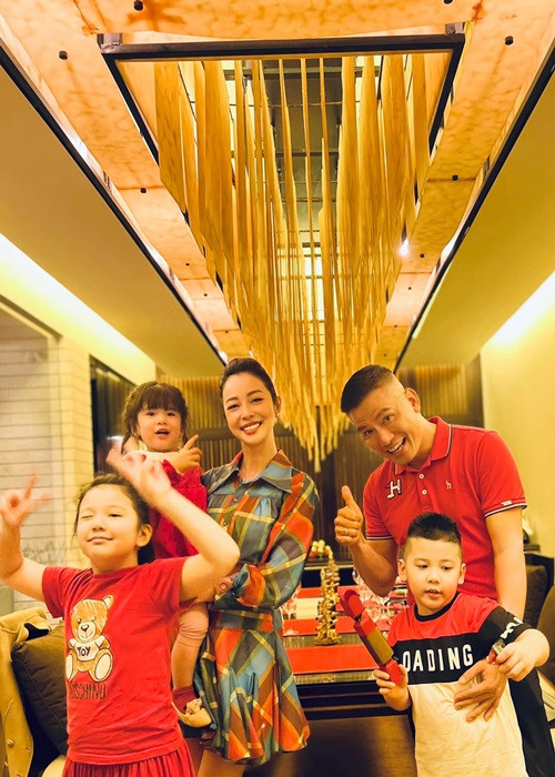 Nữ MC không ngại sinh đông con. Ngoài 3 người con chung với doanh nhân Đức Hải, Jennifer Phạm có một cậu con trai riêng - bé Bảo Nam.