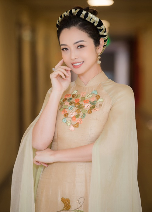 Nữ MC đã bước sang tuổi 37, vóc dáng vẫn thon gọn dù 4 lần sinh nở.