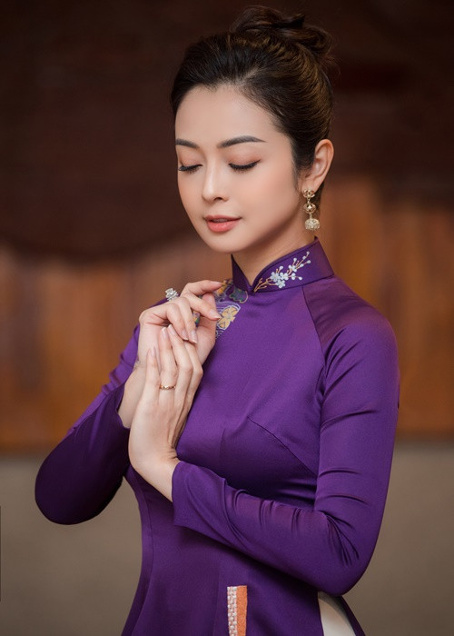 Đường cong ôm sát của mẫu áo dài giúp Jennifer Phạm khoe vóc dáng gợi cảm.