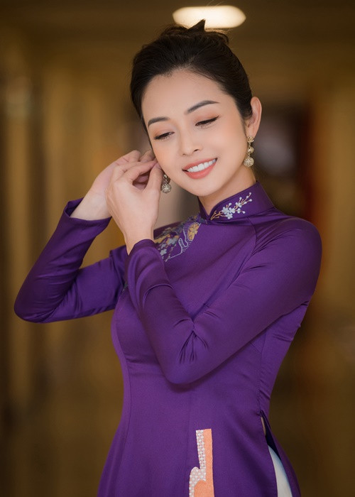 Ngoài 2 mẫu áo dài cách tân, Jennifer Phạm còn diện mẫu áo dài truyền thống tông màu tím.