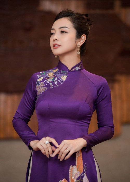 Tông màu tím mộng mơ đem đến cho Jennifer Phạm nét nữ tính, kiều diễm.