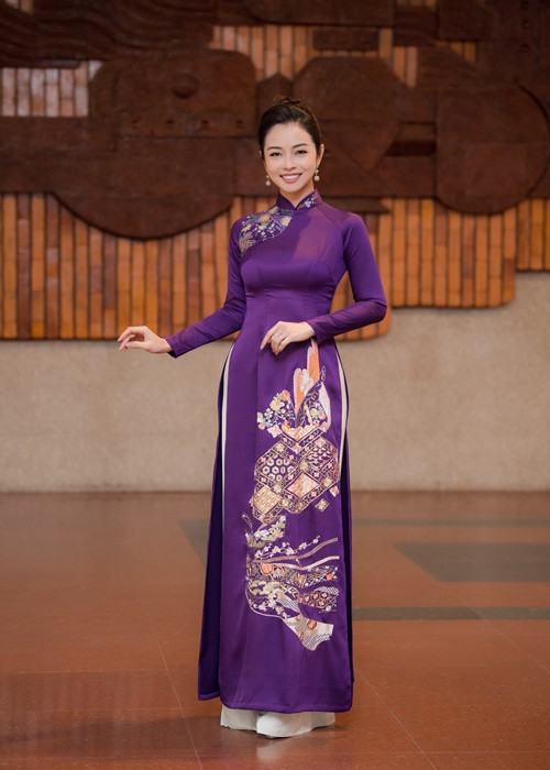 Trang phục ôm sát cơ thể, điểm nhấn là những họa tiết thêu trên tà áo dài, cổ áo và vai áo khá tinh tế.
