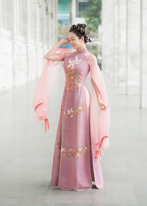 Bà mẹ 4 con lựa chọn các mẫu áo dài phù hợp với không gian chương trình.