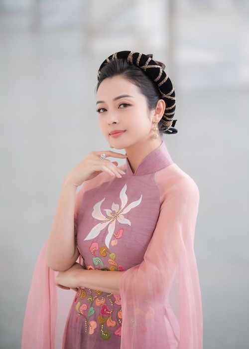 Bà mẹ 4 con chọn kiểu tóc búi gọn gàng và sang trọng cùng tông trang điểm nhẹ nền nã.