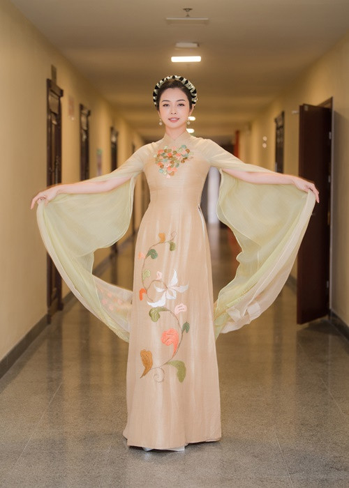 Jennifer Phạm đẹp gây mê trong trang phục áo dài kín đáo.
