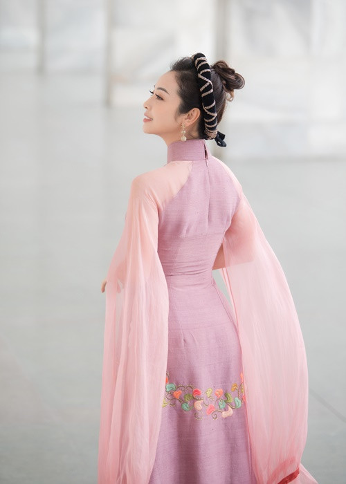 Jennifer Phạm diện 2 mẫu áo dài cách tân và 1 mẫu áo dài truyền thống trong chương trình.