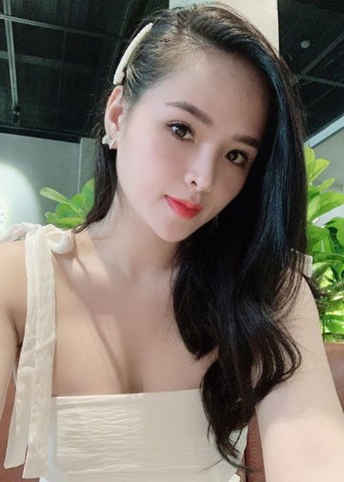 Theo Hương Thảo, khi ly hôn, con trai chưa đủ 3 tuổi nên theo pháp luật bé sống cùng mẹ. Tuy nhiên, cô để chồng cũ nuôi con chỉ về mặt giấy tờ. Sau đó, chồng cũ của Hương Thảo được cho là phá vỡ thỏa thuận nên người đẹp quyết định khởi kiện để giành lại quyền nuôi con. Ảnh: Zing