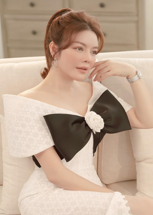 Gần đây trong một chương trình, Lý Nhã Kỳ chia sẻ, nếu được lựa chọn yêu nghệ sĩ, cô sẽ chọn ba người có chữ cái đầu là B, T và L. Trước chia sẻ của Lý Nhã Kỳ, nhiều khán giả gọi tên Minh Tiệp. Anh từng là tình tin đồn của Lý Nhã Kỳ. Ảnh: FB Lý Nhã Kỳ