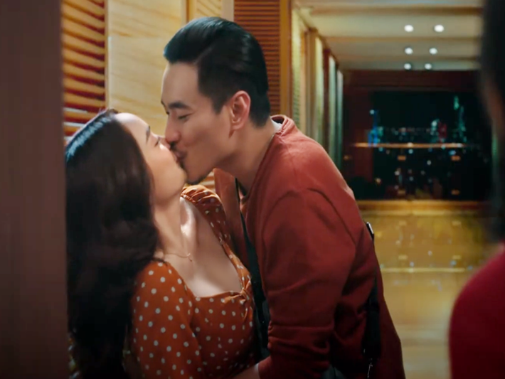 Trước Thu Trang, Kiều Minh Tuấn đóng cảnh hôn với Kaity Nguyễn trong phim điện ảnh “Tiệc trăng máu”. Ảnh chụp màn hình