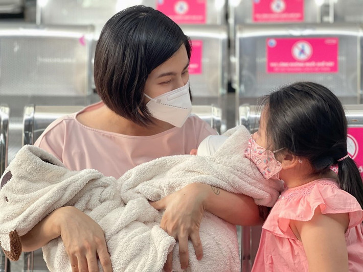 Trong cuộc phỏng vấn cách đây không lâu, Vân Trang cho biết, gia đình chồng khá hiện đại, không quan trọng con trai hay con gái. Người đặt áp lực cho Vân Trang là chính bản thân nữ diễn viên. Vân Trang muốn có một bé trai để biết được con gái thế này, con trai thế kia. Nữ diễn viên nghĩ rằng việc này phải chờ trong tương lai thế nào vì con cái là lộc trời cho. Hiện tại, Vân Trang cho rằng cô phải làm tốt trách nhiệm làm mẹ của 3 cô con gái đáng yêu.