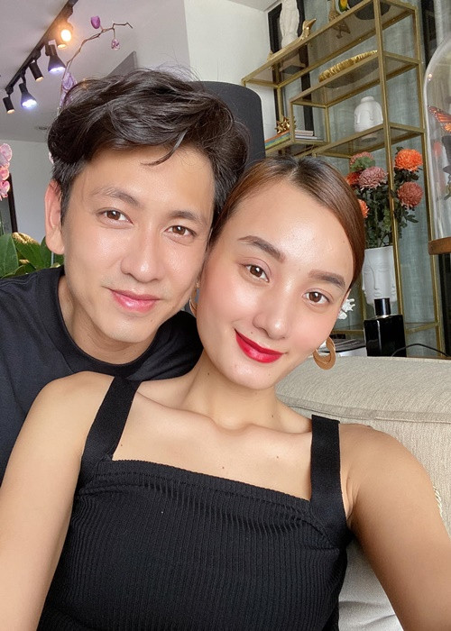 Kỷ niệm 7 năm ngày ăn hỏi, Đỗ An tâm sự: "Cuộc sống hôn nhân giống hệt như trò chơi tàu lượn siêu tốc. Lên đỉnh, rồi lao xuống không phanh, có cả lộn mèo hai ba vòng và nhìn mặt nhau la hét inh ỏi. Nhưng quan trọng nhất vẫn là sau tất cả những cảm giác mạo hiểm đó, anh vẫn muốn tiếp tục ngồi trên con tàu này cùng em. Vì ngoài việc anh không thể lộn mèo một mình, thì sự thú vị trong cuộc sống sẽ không còn nữa khi không có em”.