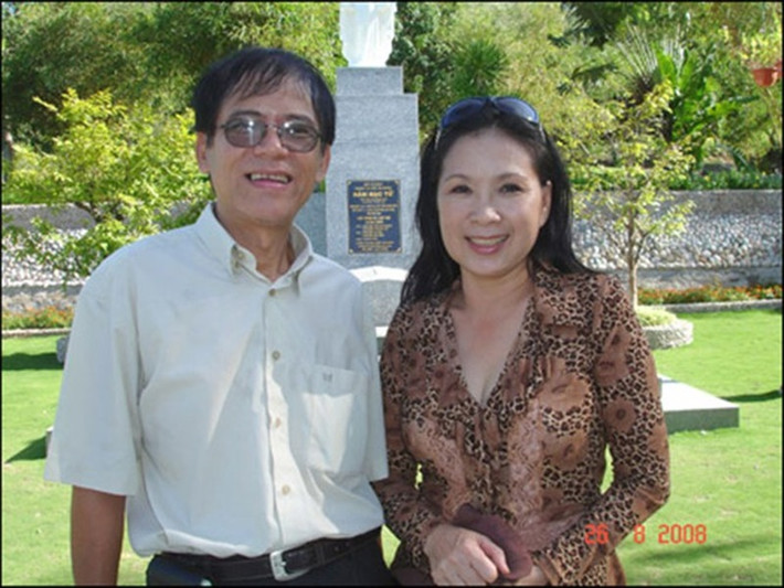 Nghệ sĩ Kim Xuân kết hôn năm 1980. Trong suốt hơn 40 năm qua, cô luôn được người bạn đời lặng lẽ đón đưa đi diễn, ra phim trường, đi phỏng vấn. Ảnh: Khám phá