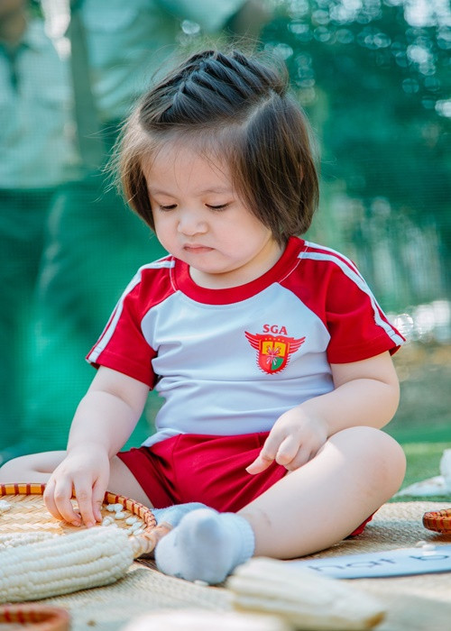Vợ chồng Thanh Thúy ghi lại mọi khoảnh khắc đáng yêu của con trai cưng.