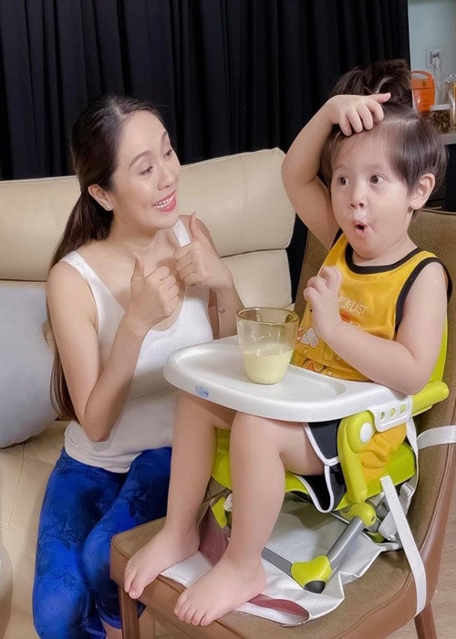 "Lúc đó đang trong thời gian đóng phim, nên mình lo không biết con trong bụng bị nhào lộn, quăng quật đến cỡ nào. Đây là phim truyền hình còn kéo dài 2 - 3 tháng và cũng không thay vai được. Lúc sắp hết phim thì bụng mình cũng đã to được 5 tháng", cô kể.