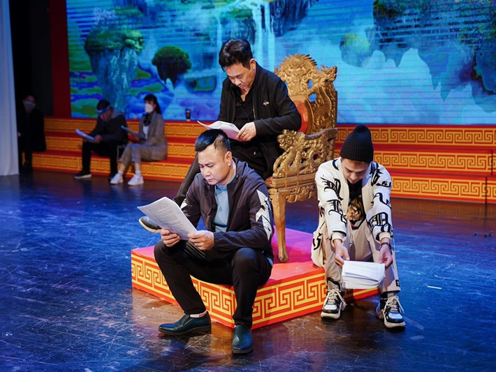 Đi kèm loạt ảnh, Duy Khánh viết: "Tết năm nay Duy Khánh xin phép được diện kiến Ngọc Hoàng và các Táo ạ. Thật sự bản thân Khánh vô cùng hạnh phúc và vinh dự khi có cơ hội được làm việc cùng các cô chú tiền bối đã từng là tuổi thơ của biết bao thế hệ. Hy vọng sự xuất hiện của Khánh sẽ được quý khán giả yêu thương và ủng hộ thật nhiều ạ". Ảnh: FB Duy Khánh