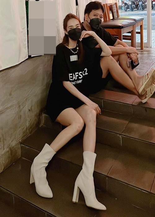 Trong 4 năm qua, Trường Giang chiều chuộng Nhã Phương vô cùng. Anh để vợ quản lý tài chính. Nhiều lần nam danh hài nấu ăn để vợ tăng cân.
