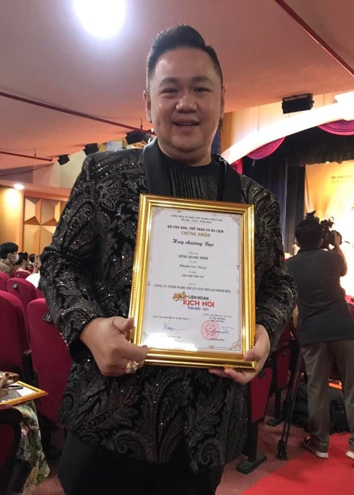 Mới đây, Minh Béo khoe nhận Huy chương bạc tại Liên hoan Kịch nói toàn quốc 2021 khu vực phía Nam. Nhiều khán giả cho rằng anh không xứng đáng bởi từng ngồi tù vì tội ấu dâm ở Mỹ.