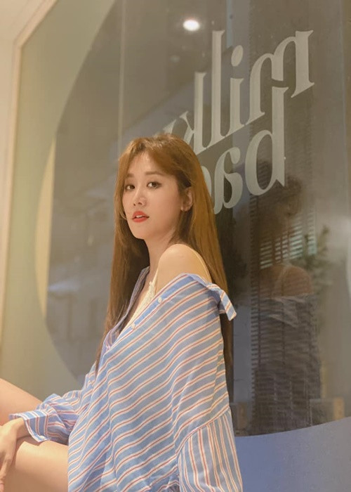 Hari Won tẩy tóc hai lần rồi nhuộm màu bạch kim. Cô cho biết quá trình tẩy tóc, cô không hề bị xót vùng da đầu.