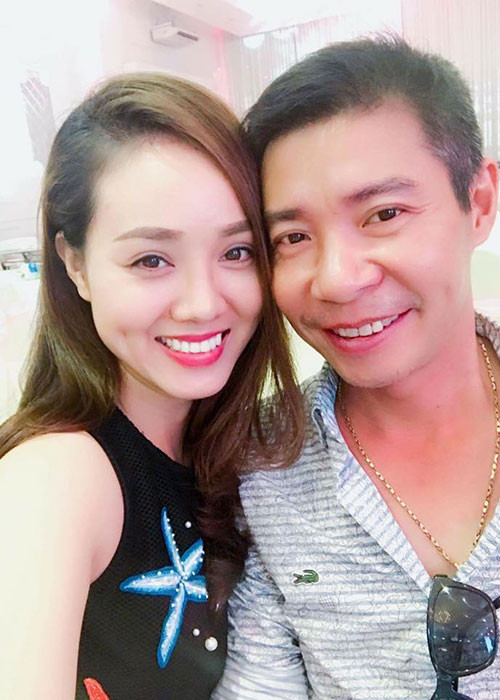 Công Lý kể bạn gái là phóng viên của một tờ báo điện tử. Cô đến nhà anh phỏng vấn rồi để quên cái bút. Sau đó, chuyện tình cảm giữa hai người diễn ra rất tự nhiên.