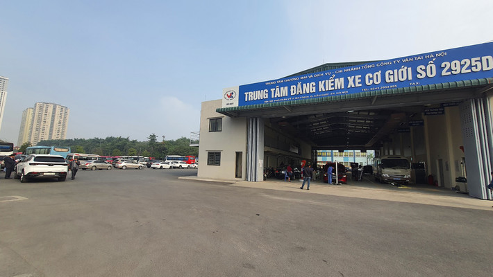 Các xe đến đăng kiểm được nhân viên hướng dẫn ngay từ phía ngoài nên không có cảnh ồn ào, náo loạn mà xếp hàng rất quy củ, gọn gàng.