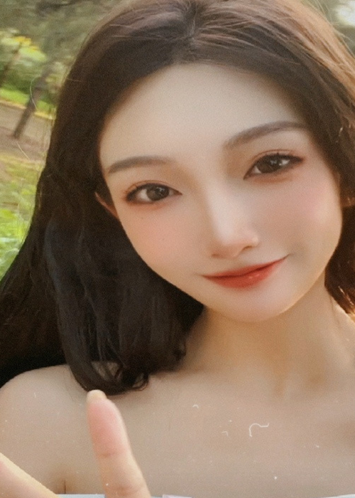 Đến ngày 29/7, trên trang cá nhân, Đô Mỹ Trúc chia sẻ ảnh selfie đồng thời viết: “Chỉ cần trái tim hướng về phía mặt trời thì sẽ chẳng còn bi thương. Nở nụ cười ấm áp, tuổi trẻ này vẫn chưa hết”.