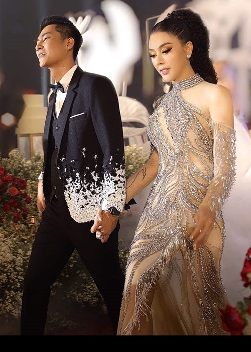 Mới đây, trên trang cá nhân, Lâm Khánh Chi viết: "Có nhiều lúc muốn sống một mình". Status này khiến người hâm mộ của nữ ca sĩ khá lo lắng. Trước đó, vợ chồng Lâm Khánh Chi vẫn bày tỏ tình cảm dành cho nhau.