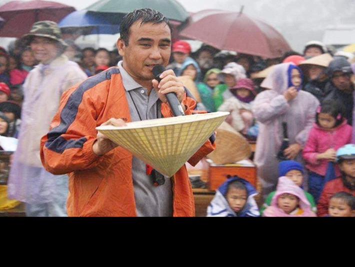 Quyền Linh có sự nghiệp diễn xuất khá thành công. Anh từng đóng loạt phim nổi tiếng "Những nẻo đường phù sa", "Đồng tiền xương máu”, “Gió qua miền tối sáng”. Trong những năm trở lại đây, Quyền Linh không còn đóng phim mà làm MC của nhiều chương trình truyền hình ăn khách như: Vượt lên chính mình, Bạn muốn hẹn hò, Vì bạn xứng đáng. Ảnh: Người lao động