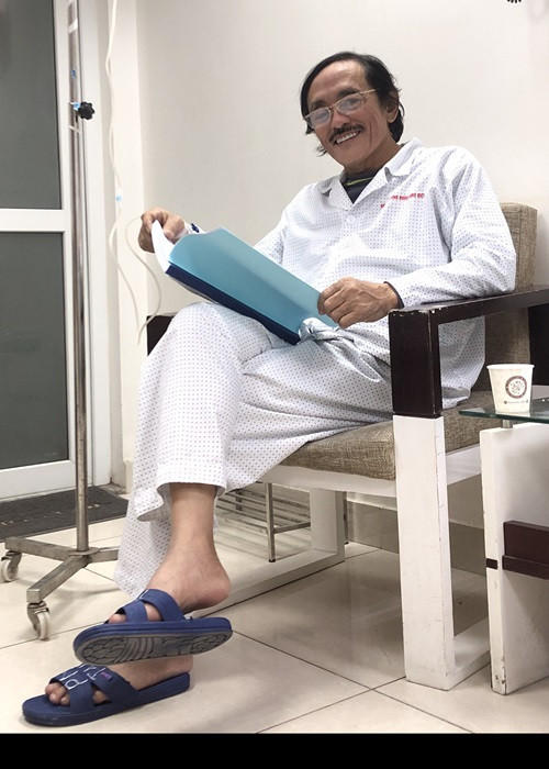 Nghệ sĩ Giang Còi tiết lộ vì sao luôn tươi cười: “Mình không hồn nhiên yêu đời như mọi người tưởng đâu. Chỉ vì ai đến thăm cũng toe toét. Từ vị giáo sư đến cô tạp vụ, từ lũ bạn học cũ đến đồng nghiệp ai cũng toe toét cả chẳng lẽ mình mếu sao”.
