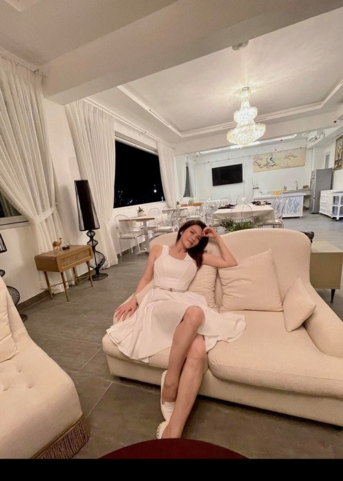 Đăng tải hình ảnh sống sang chảnh mùa dịch, Lý Nhã Kỳ bị antifan công kích rằng khoe khoang, không làm từ thiện mùa dịch. Antifan này viết: "Cả nước đang gồng mình chống dịch. Khoe tâm đức cùng với mọi người dân chia sẻ nhiều người nghèo khổ quá, còn mình suốt ngày khoe khoang".