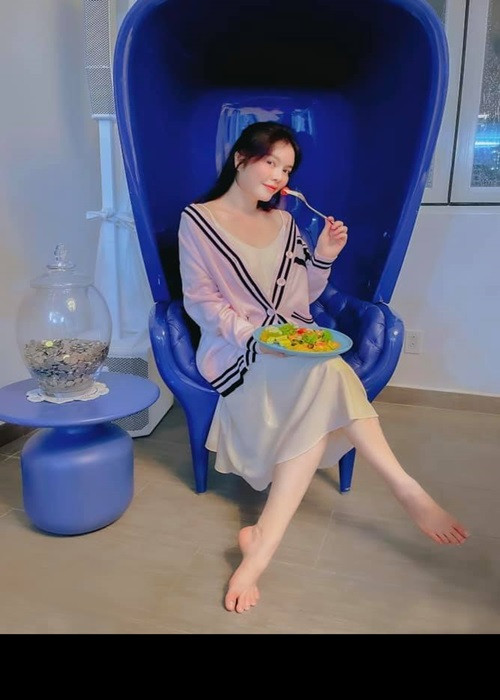 Đối với Lý Nhã Kỳ, những ngày nghỉ hầu như không có ngày nào nhàm chán bởi mỗi ngày, cô đều chăm chút bản thân với những món ăn tốt cho sức khỏe, những bài tập đơn giản, chăm sóc cây cối, nhà cửa, gọi điện thoại cho mẹ và các cháu.
