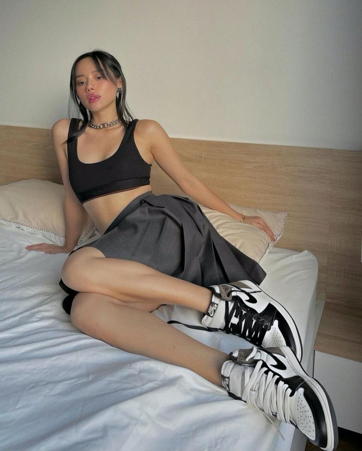Khánh Linh khiến mọi người trầm trồ với trình mix & match chuẩn phong cách fashionista, người đẹp chọn set trang phục màu đen gồm áo crop-top, chân váy tennis và giày sneaker năng động.