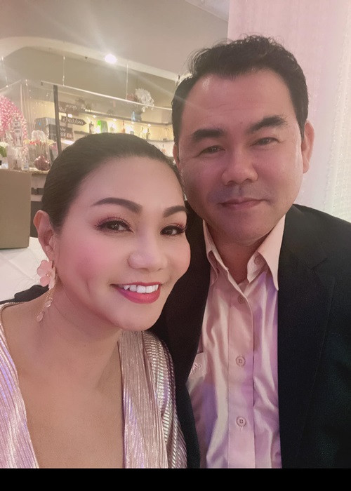 Trên trang cá nhân, nghệ sĩ cải lương Ngọc Huyền vừa tiết lộ cuộc sống hôn nhân hạnh phúc bên Đông Nguyễn. Cô cho biết, ông xã sĩ quan nay đã về hưu từ trước đến nay chưa một lời than thở khi vợ thường xuyên vắng nhà vì công việc. Theo Ngọc Huyền, cô là “tay hòm chìa khóa” của gia đình. Có lúc Ngọc Huyền cho bạn mượn tiền mà không nói trước, Đông Nguyễn cũng không bận tâm.