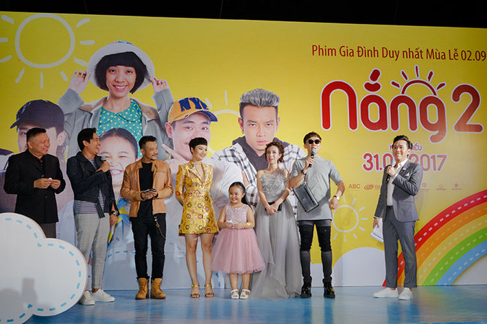 Đoàn làm phim "Nắng 2" giao lưu với khán giả trong buổi công chiếu phim tại Sài Gòn.