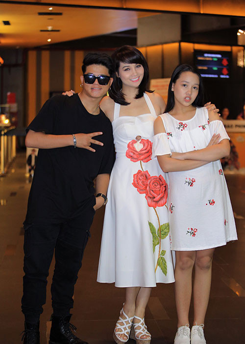 Tham dự buổi công chiếu phim "Nắng 2", Mai Thu Huyền trẻ trung xinh đẹp bên 2 ca sĩ nhí: Quang Anh và Hà My.