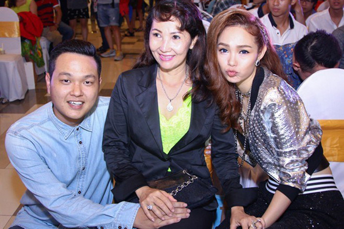 Khi chưa nổi tiếng và giàu có, Minh Hằng có tuổi thơ khó khăn, đầy cơ cực và vất vả, đặc biệt sau khi bố mẹ ly hôn. Khi nữ ca sĩ bắt đầu đi hát, đóng phim cũng là lúc quán cơm của mẹ bị sập tiệm. Ảnh: Zing
